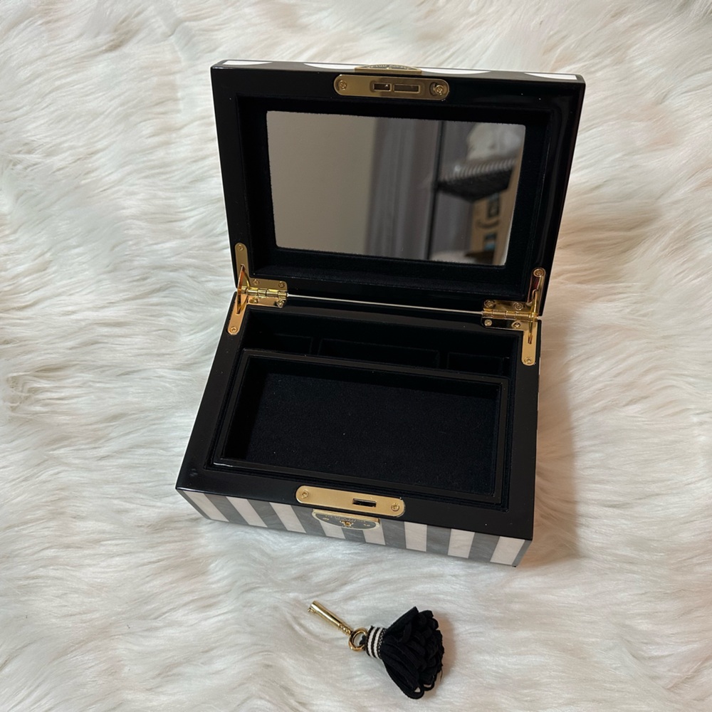 HENRI BENDEL BROWN AND WHITE STRIPES AND SPOTS “HOT FOR DOTS” LAQUER JEWELY BOX - Picture 6 of 14